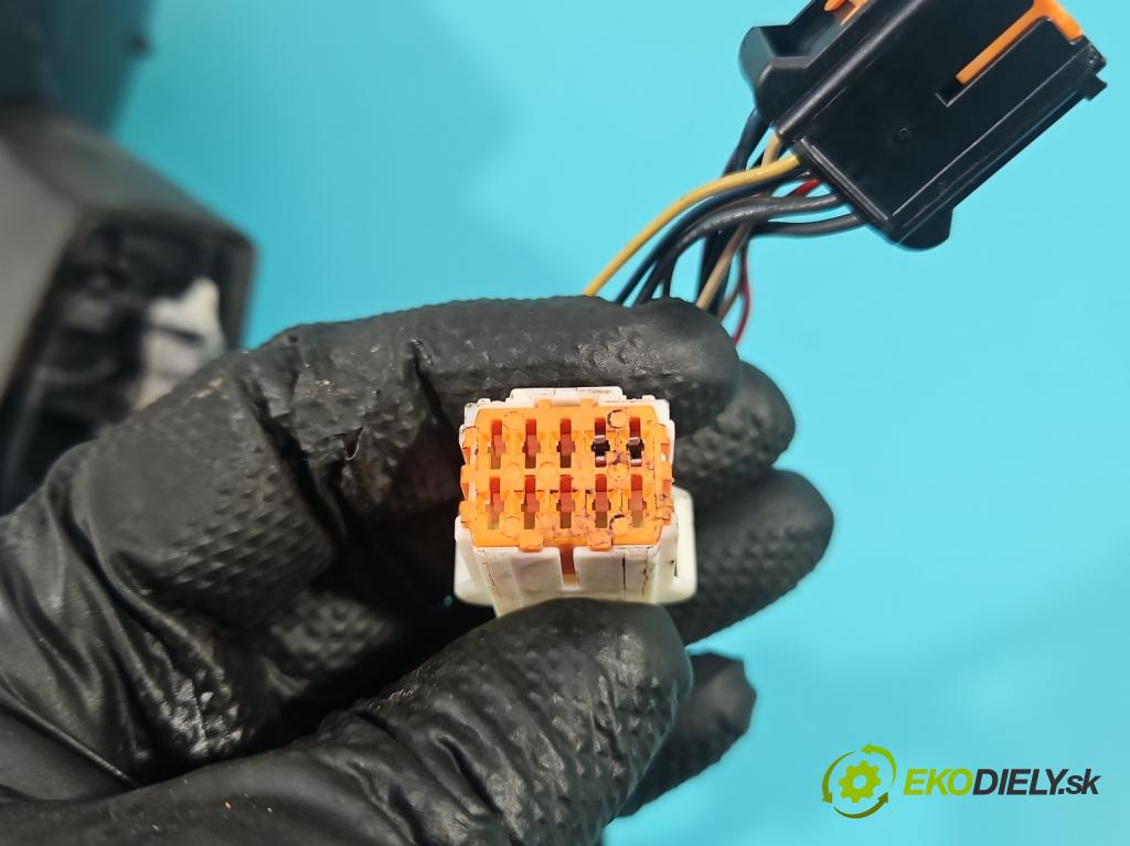 Citroen C4 II 2010-2017 1.6 hdi 111KM manual 82 kW 1560 cm3 5- zrkadlo pravé  (Kľučka dverí ostatné)