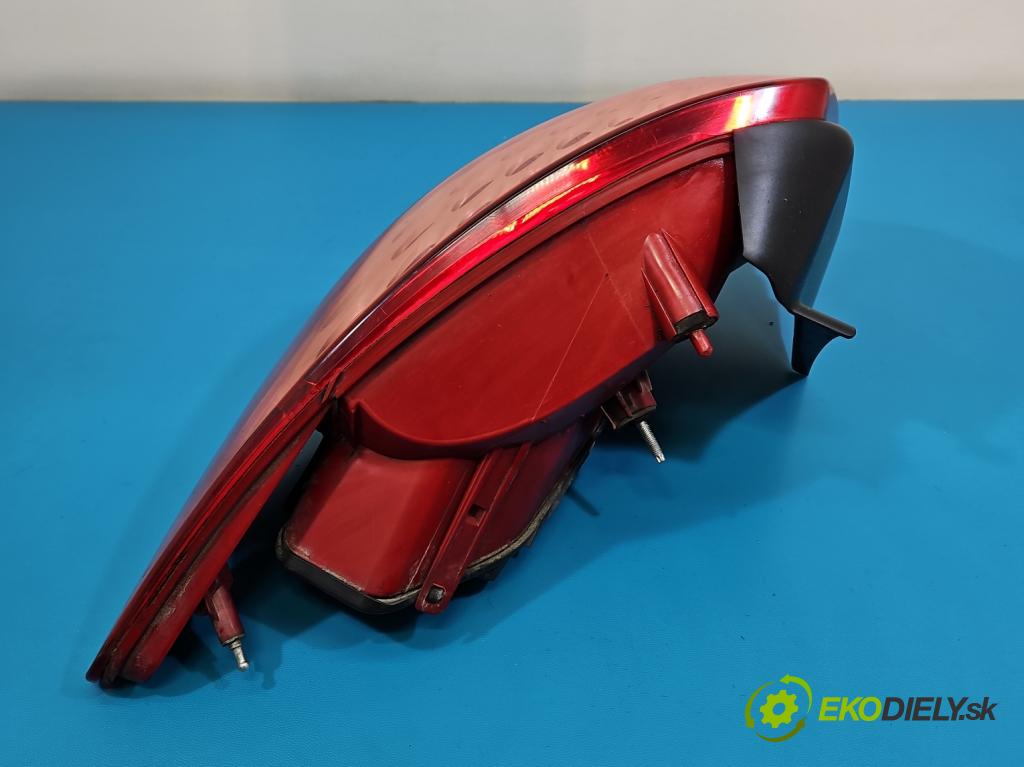 Peugeot 407 1.6 hdi 109 HP manual 80 kW 1560 cm3 5- svetlo / reflektor zadné pravé  (Kľučka dverí ostatné)