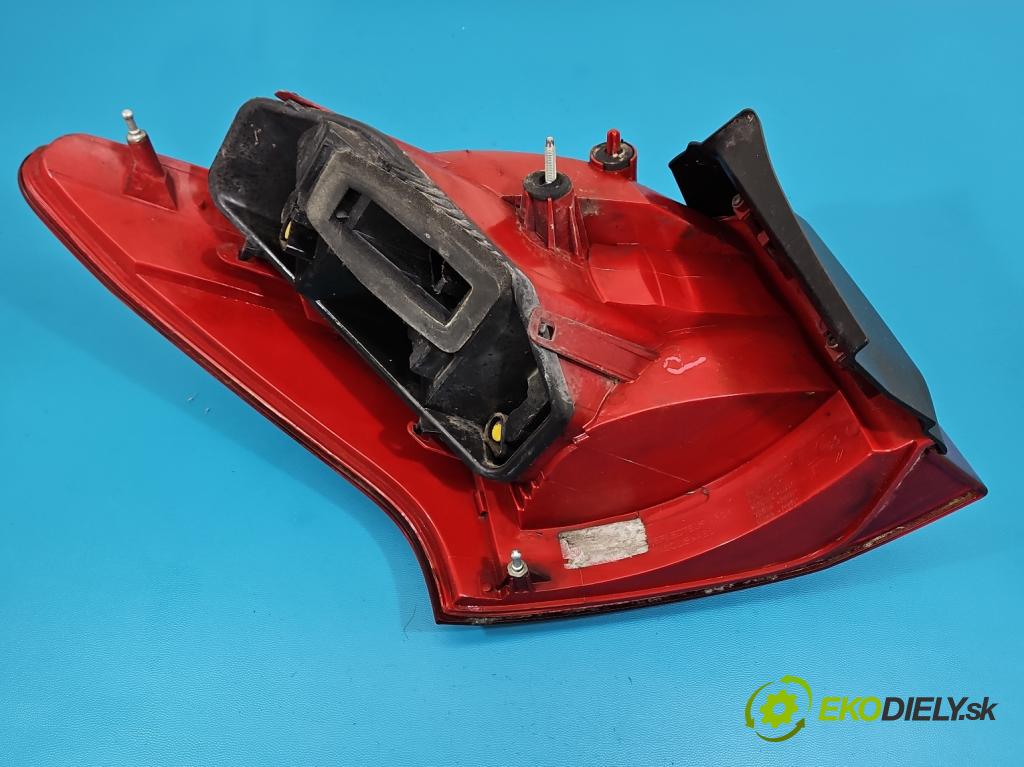 Peugeot 407 1.6 hdi 109 HP manual 80 kW 1560 cm3 5- svetlo / reflektor zadné pravé  (Kľučka dverí ostatné)