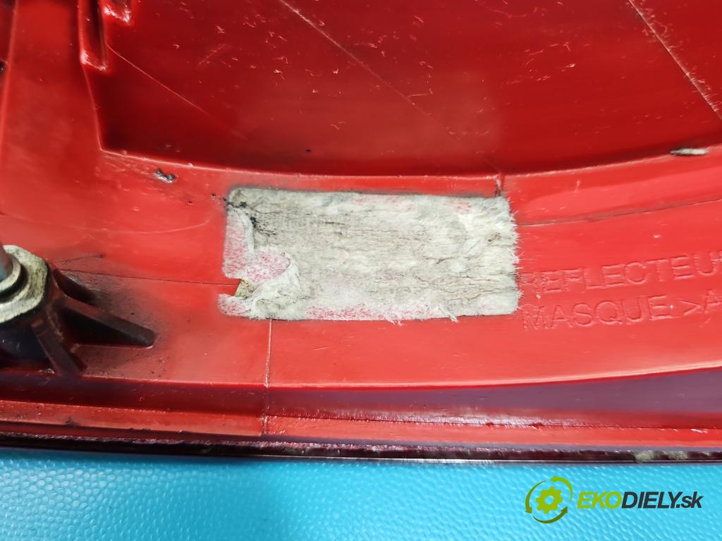 Peugeot 407 1.6 hdi 109 HP manual 80 kW 1560 cm3 5- svetlo / reflektor zadné pravé  (Kľučka dverí ostatné)