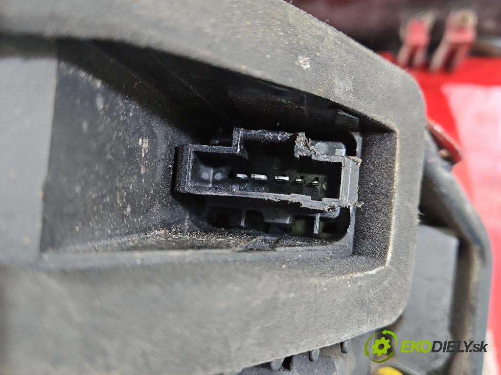 Peugeot 407 1.6 hdi 109 HP manual 80 kW 1560 cm3 5- svetlo / reflektor zadné pravé  (Kľučka dverí ostatné)