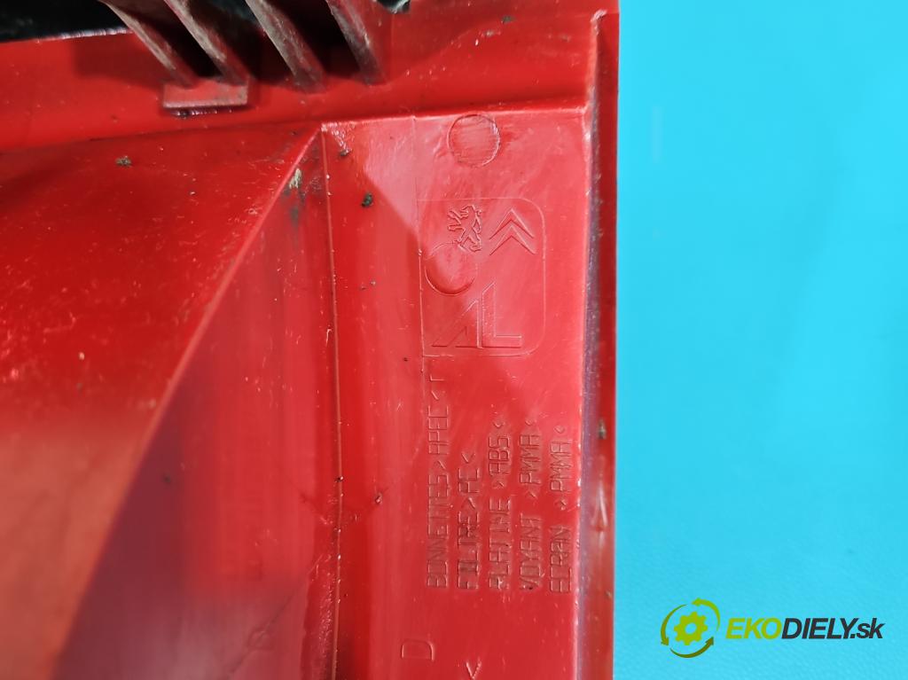 Peugeot 407 1.6 hdi 109 HP manual 80 kW 1560 cm3 5- svetlo / reflektor zadné pravé  (Kľučka dverí ostatné)