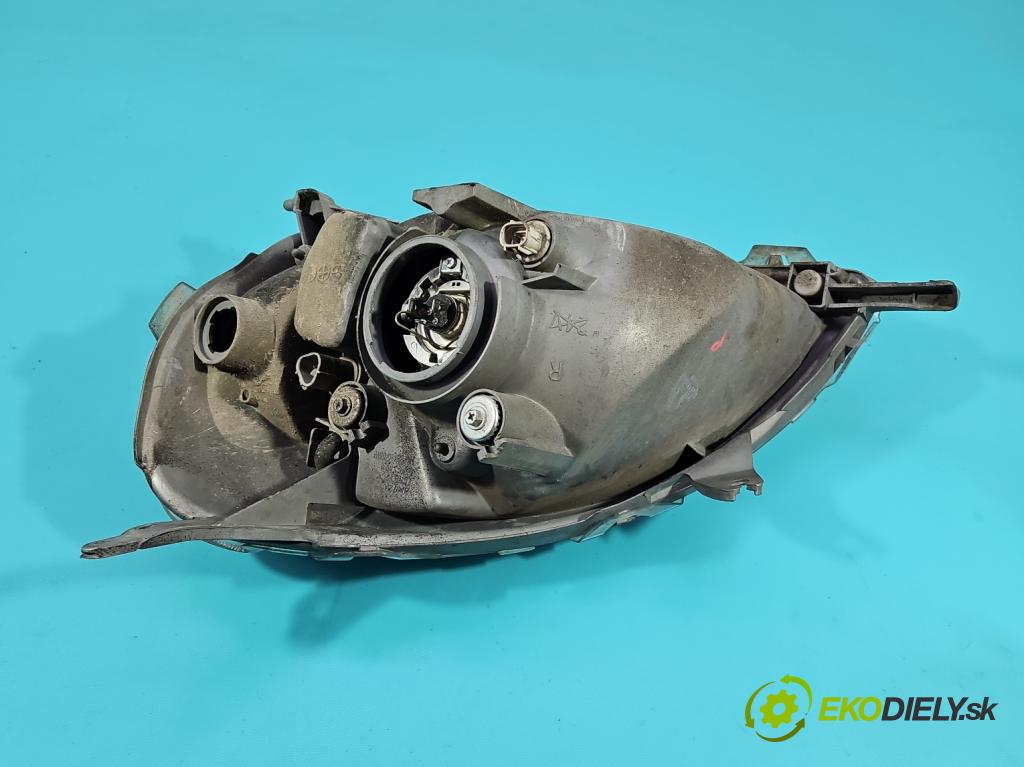 Toyota Yaris I 1999-2005 1.4 D4D 75 HP manual 55 kW 1364 cm3 5- Reflektor: pravý  (Svetlo predné pravé)