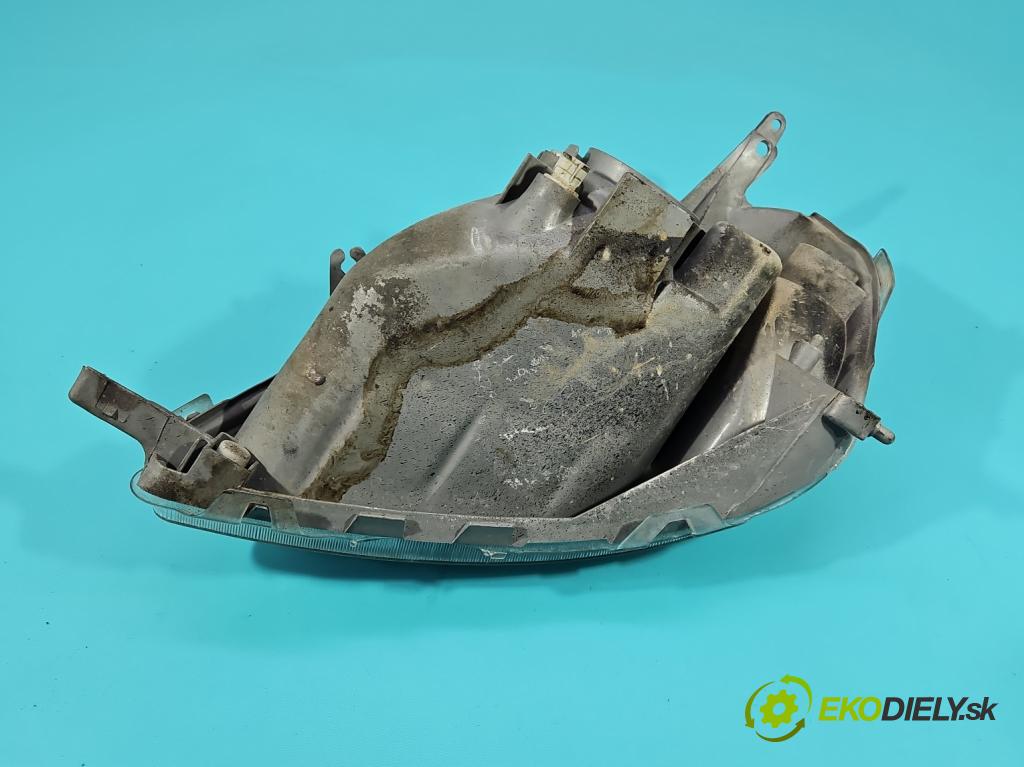 Toyota Yaris I 1999-2005 1.4 D4D 75 HP manual 55 kW 1364 cm3 5- Reflektor: pravý  (Svetlo predné pravé)