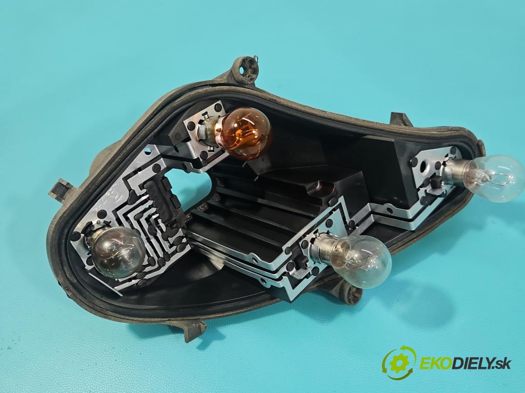 Citroen C4 II 2010-2017 1.6 hdi 111KM manual 82 kW 1560 cm3 5- svetlo / reflektor zadné pravé 9687311980 (Kľučka dverí ostatné)