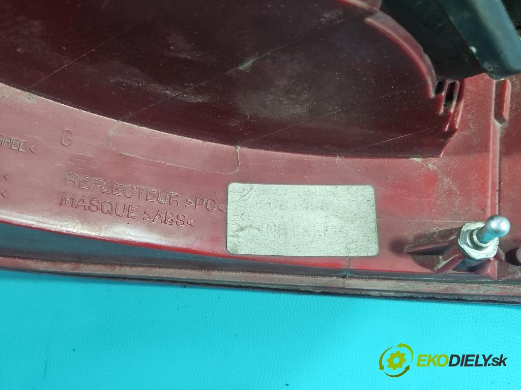 Peugeot 407 2.0 hdi 136 HP manual 100 kW 1997 cm3 5- svetlo / reflektor zadné ľavé  (Kľučka dverí ostatné)