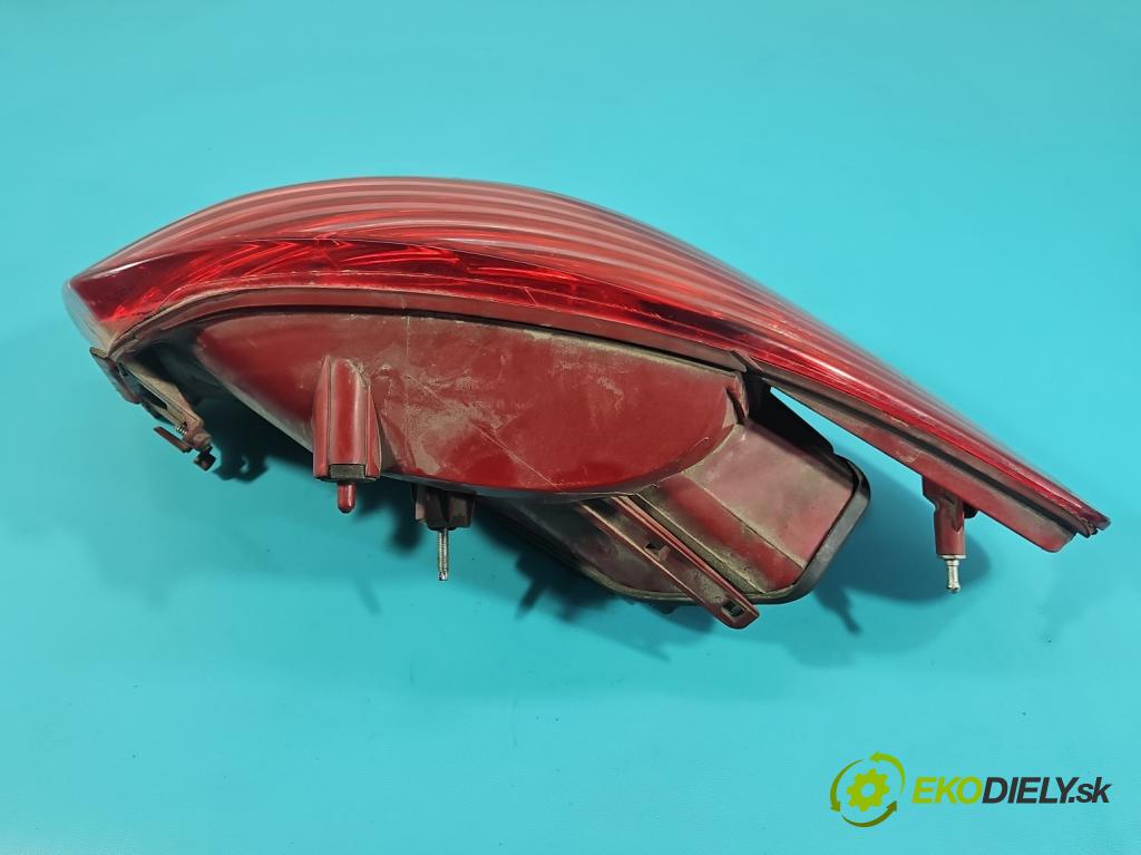 Peugeot 407 2.0 hdi 136 HP manual 100 kW 1997 cm3 5- svetlo / reflektor zadné ľavé  (Kľučka dverí ostatné)