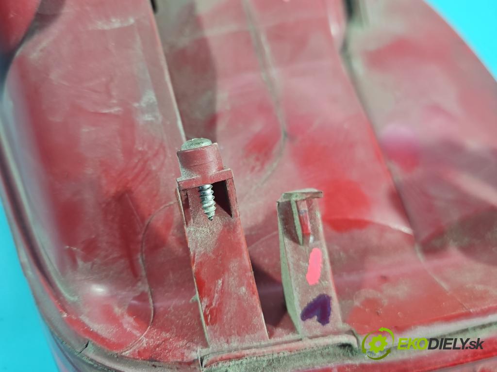 Peugeot 407 2.0 hdi 136 HP manual 100 kW 1997 cm3 5- svetlo / reflektor zadné ľavé  (Kľučka dverí ostatné)