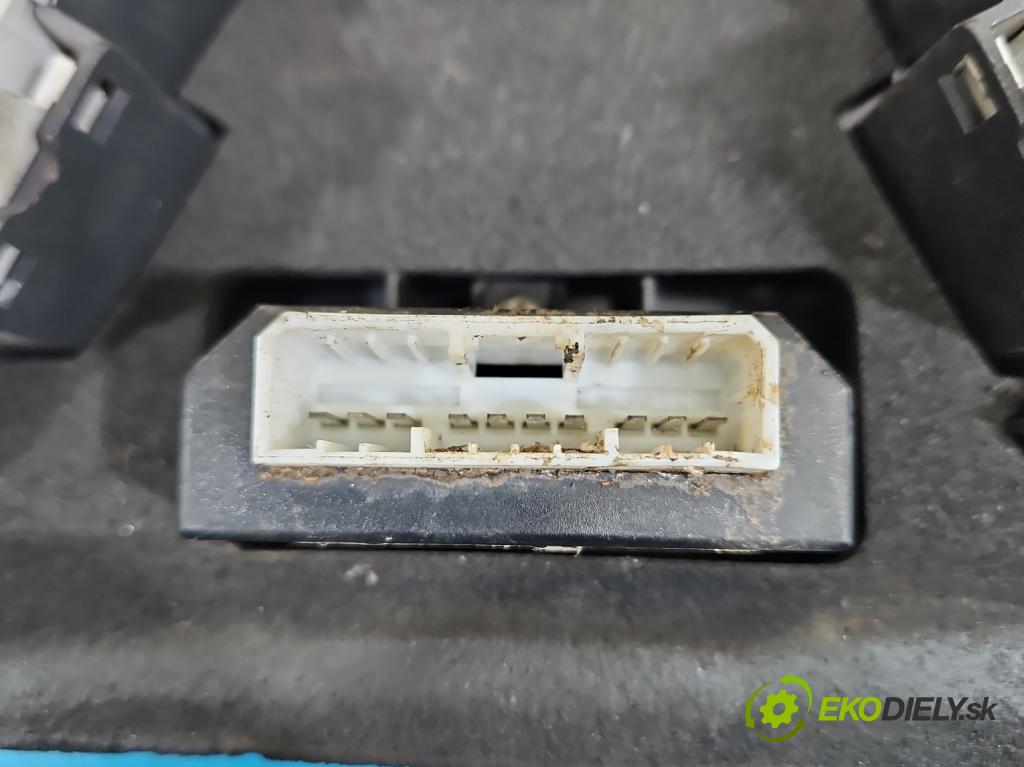 Volvo S40 I 1995-2004 1.8 16V 122 HP manual 90 kW 1783 cm3 4- svetlo / reflektor zadné ľavé 30850296 (Kľučka dverí ostatné)