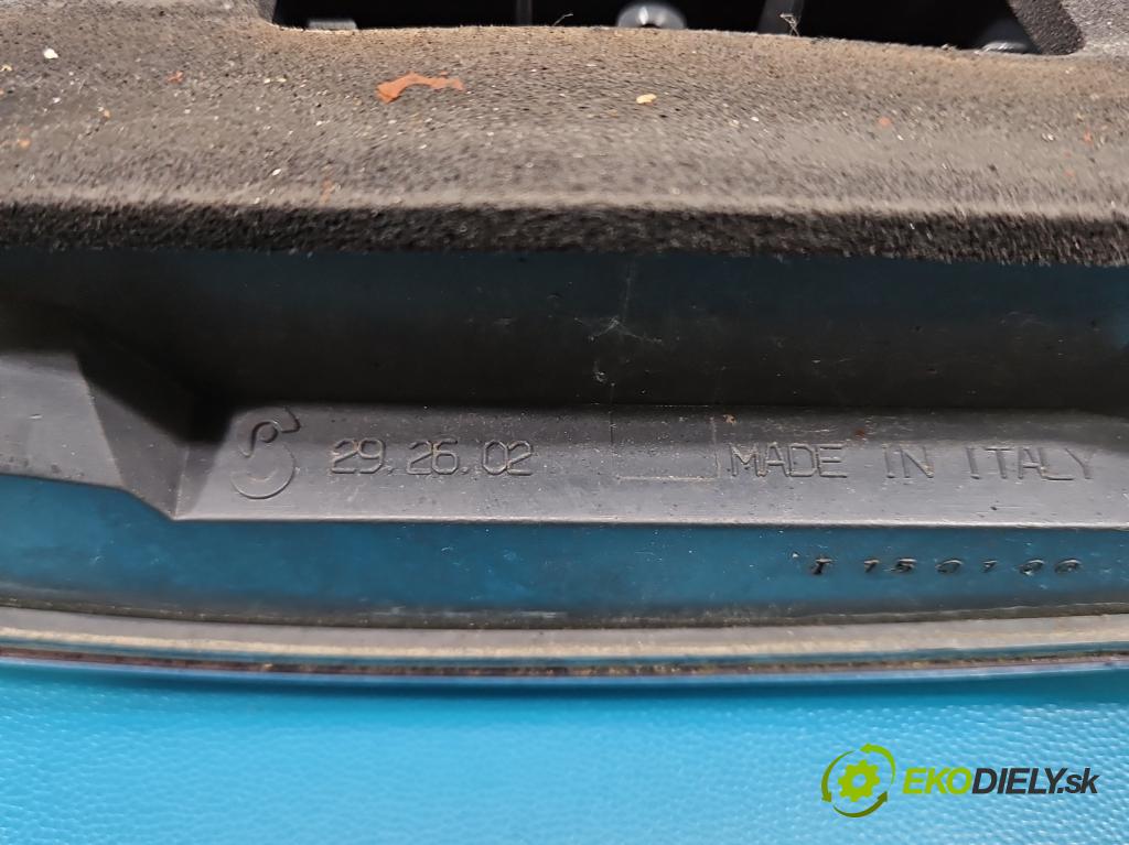 Volvo S40 I 1995-2004 1.8 16V 122 HP manual 90 kW 1783 cm3 4- svetlo / reflektor zadné pravé  (Kľučka dverí ostatné)