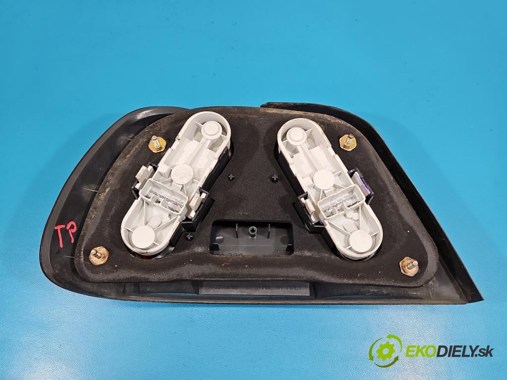 Volvo S40 I 1995-2004 1.8 16V 122 HP manual 90 kW 1783 cm3 4- svetlo / reflektor zadné pravé  (Kľučka dverí ostatné)