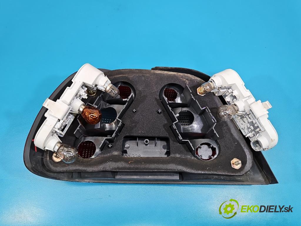 Volvo S40 I 1995-2004 1.8 16V 122 HP manual 90 kW 1783 cm3 4- svetlo / reflektor zadné pravé  (Kľučka dverí ostatné)