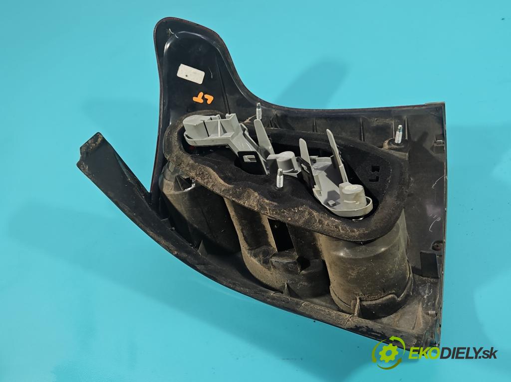 Toyota Avensis II T25 2003-2008 2.0 D4D 126 HP manual 93 kW 1998 cm3 5- svetlo / reflektor zadné ľavé  (Kľučka dverí ostatné)