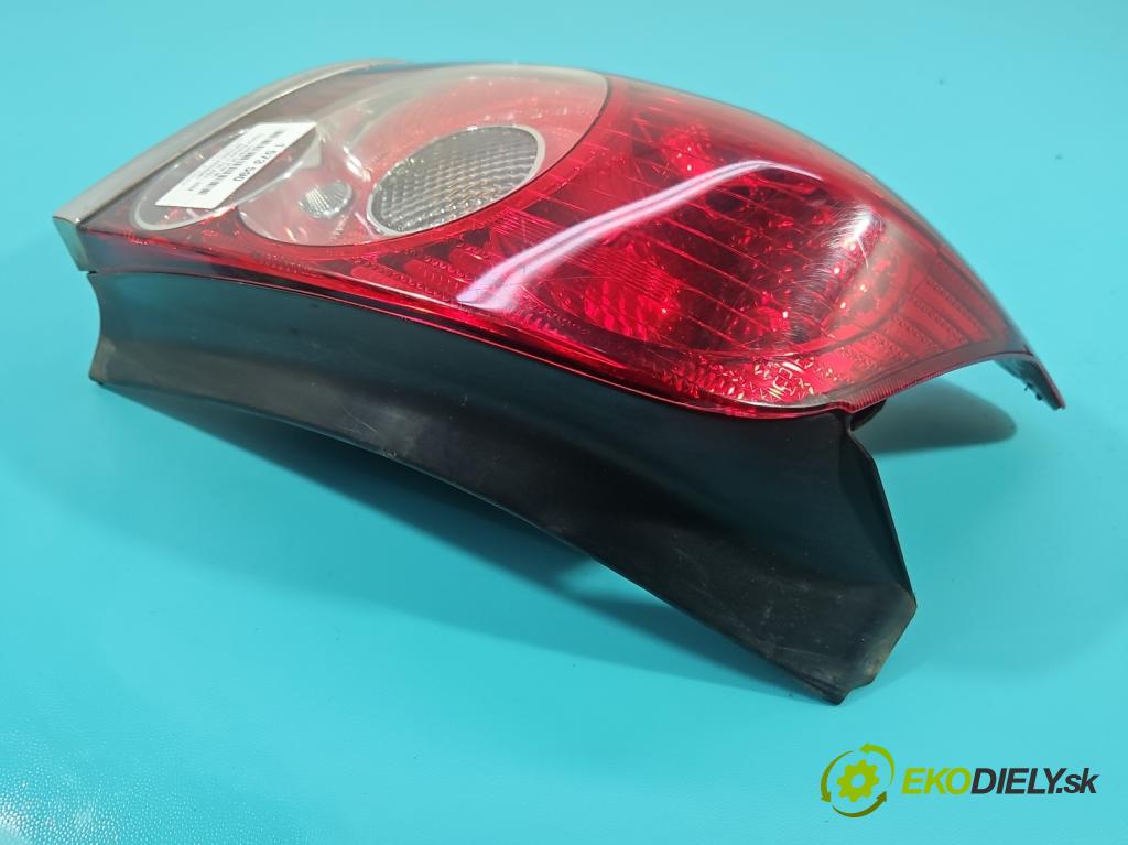 Toyota Avensis II T25 2003-2008 2.0 D4D 126 HP manual 93 kW 1998 cm3 5- svetlo / reflektor zadné ľavé  (Kľučka dverí ostatné)