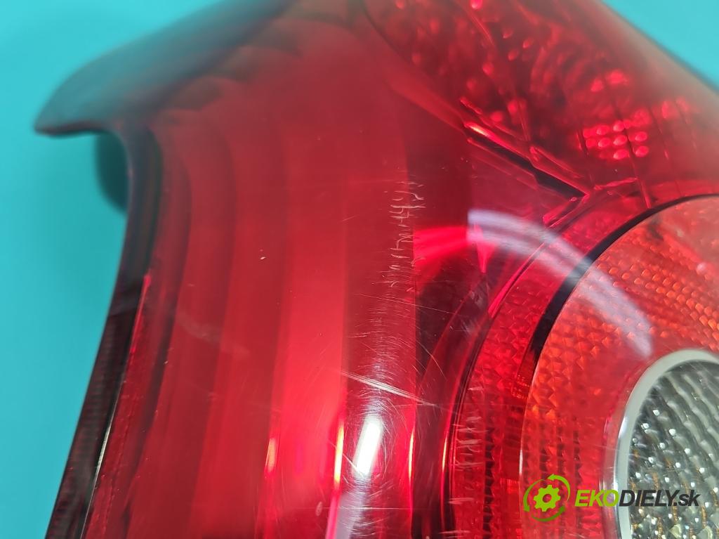 Toyota Avensis II T25 2003-2008 2.0 D4D 126 HP manual 93 kW 1998 cm3 5- svetlo / reflektor zadné ľavé  (Kľučka dverí ostatné)