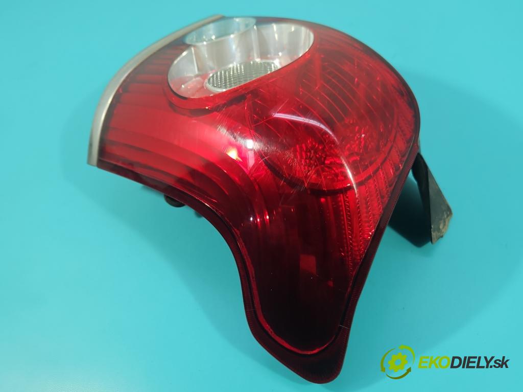 Toyota Avensis II T25 2003-2008 2.0 D4D 126 HP manual 93 kW 1998 cm3 5- svetlo / reflektor zadné pravé  (Kľučka dverí ostatné)