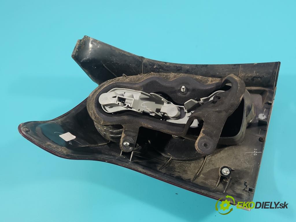 Toyota Avensis II T25 2003-2008 2.0 D4D 126 HP manual 93 kW 1998 cm3 5- svetlo / reflektor zadné pravé  (Kľučka dverí ostatné)