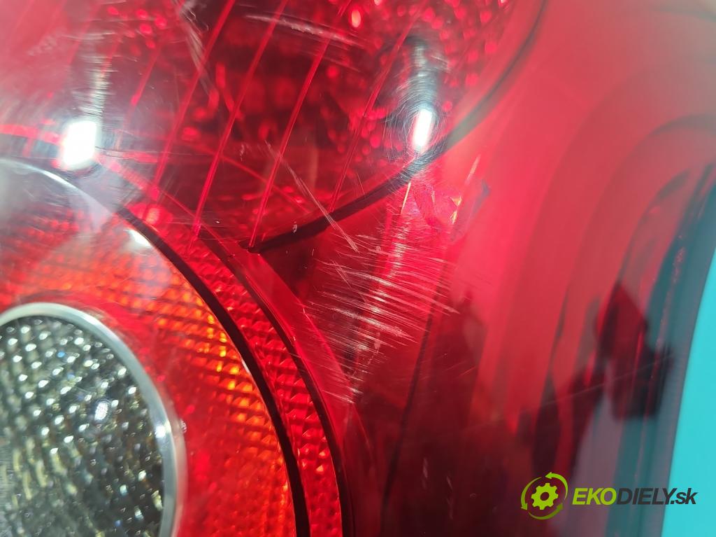 Toyota Avensis II T25 2003-2008 2.0 D4D 126 HP manual 93 kW 1998 cm3 5- svetlo / reflektor zadné pravé  (Kľučka dverí ostatné)