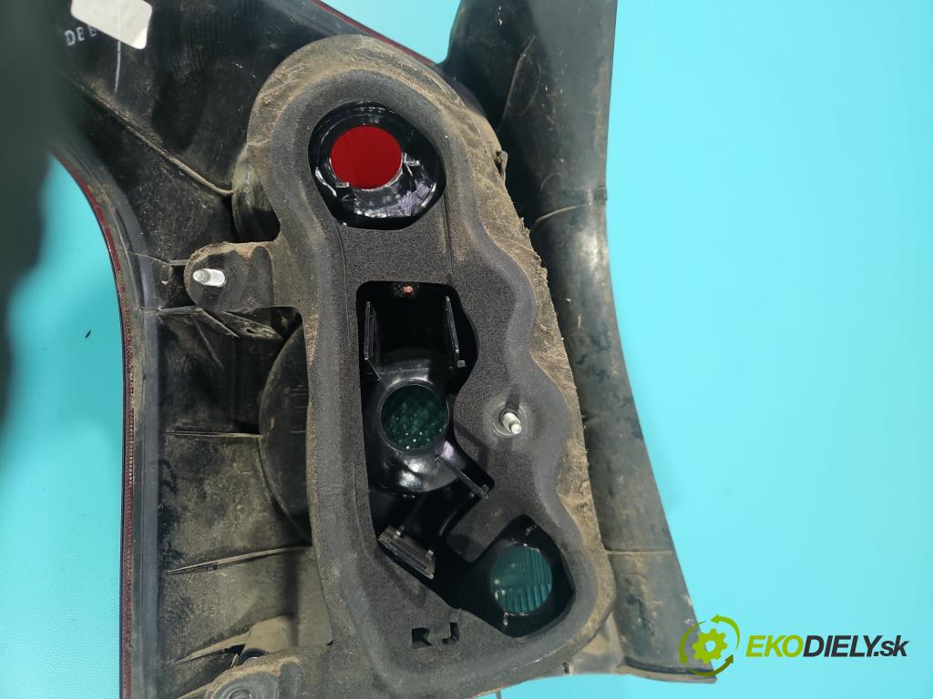 Toyota Avensis II T25 2003-2008 2.0 D4D 126 HP manual 93 kW 1998 cm3 5- svetlo / reflektor zadné pravé  (Kľučka dverí ostatné)