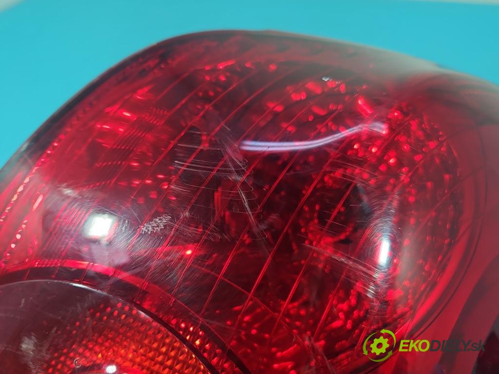 Toyota Avensis II T25 2003-2008 2.0 D4D 126 HP manual 93 kW 1998 cm3 5- svetlo / reflektor zadné pravé  (Kľučka dverí ostatné)