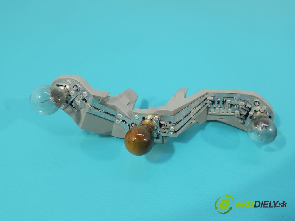 Toyota Avensis II T25 2003-2008 2.0 D4D 126 HP manual 93 kW 1998 cm3 5- svetlo / reflektor zadné pravé  (Kľučka dverí ostatné)