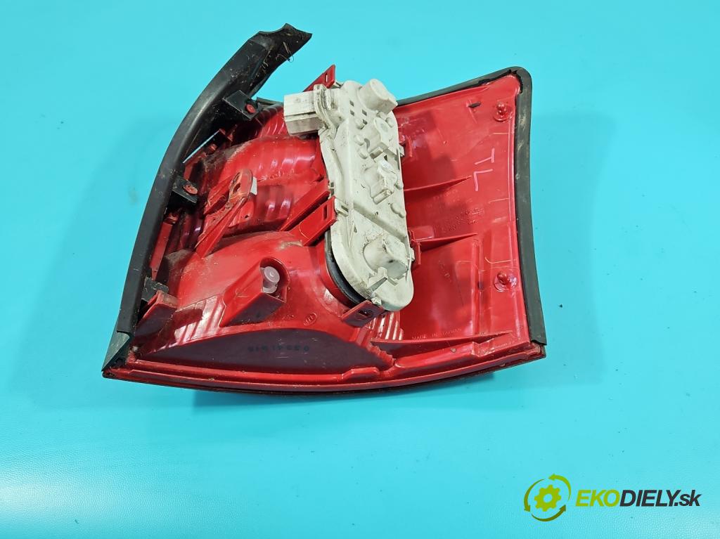 Audi A4 B6 2000-2004 2.5 tdi BFC 163 HP manual 120 kW 2496 cm3 5- svetlo / reflektor zadné ľavé  (Kľučka dverí ostatné)