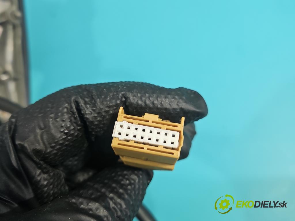 Audi A4 B6 2000-2004 2.5 tdi BFC 163 HP manual 120 kW 2496 cm3 5- zrkadlo ľavé  (Kľučka dverí ostatné)