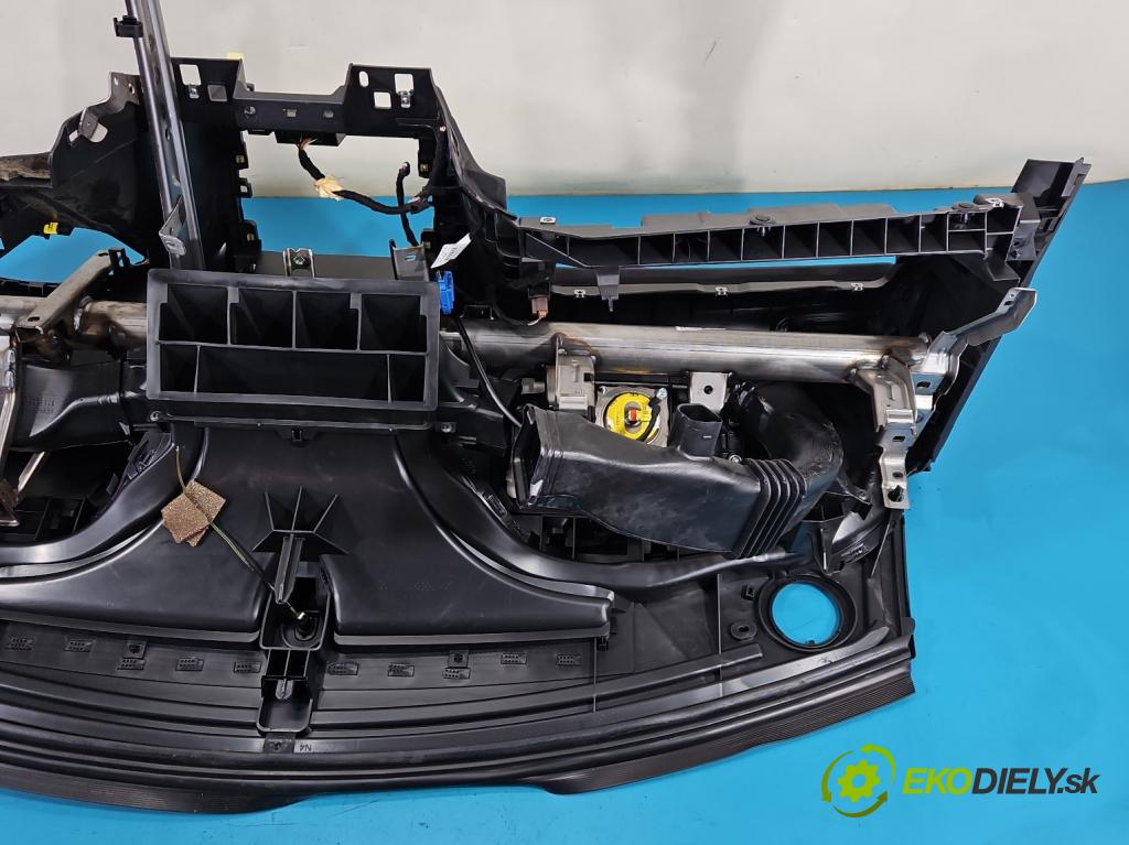 Citroen C4 II 2010-2017 1.6 hdi 111KM manual 82 kW 1560 cm3 5- kokpit,pristrojová doska rozdeľovacia