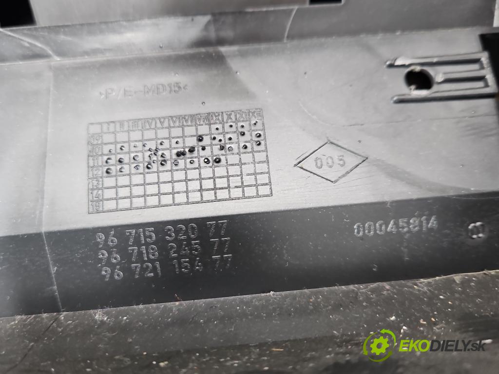 Citroen C4 II 2010-2017 1.6 hdi 111KM manual 82 kW 1560 cm3 5- kokpit,pristrojová doska rozdeľovacia