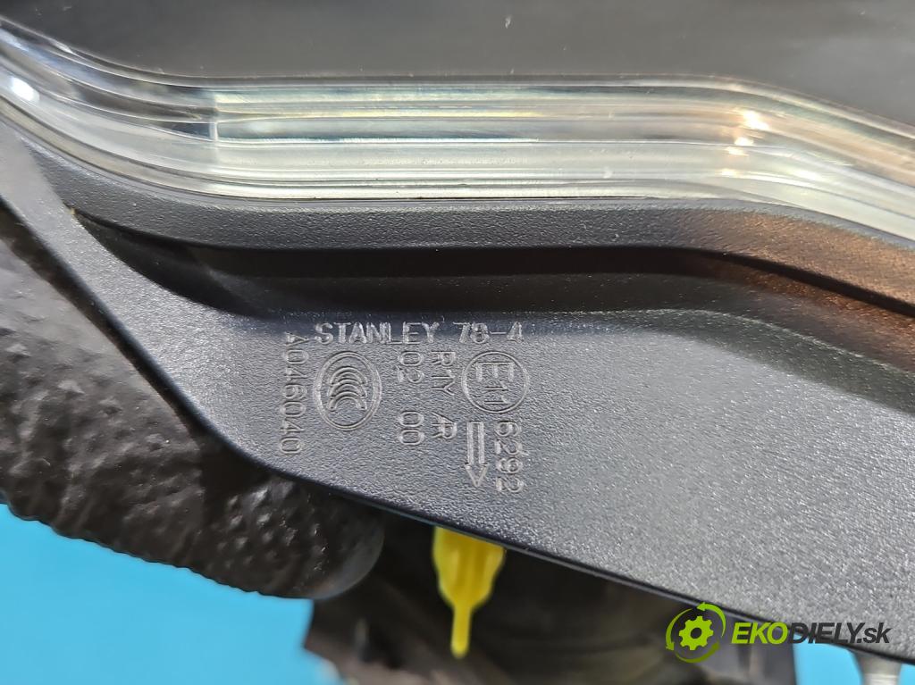 Lexus NX I 2014-2021 2.5 16V 155 HP automatic 114 kW 2494 cm3 5- svetlo / reflektor zadné pravé  (Kľučka dverí ostatné)