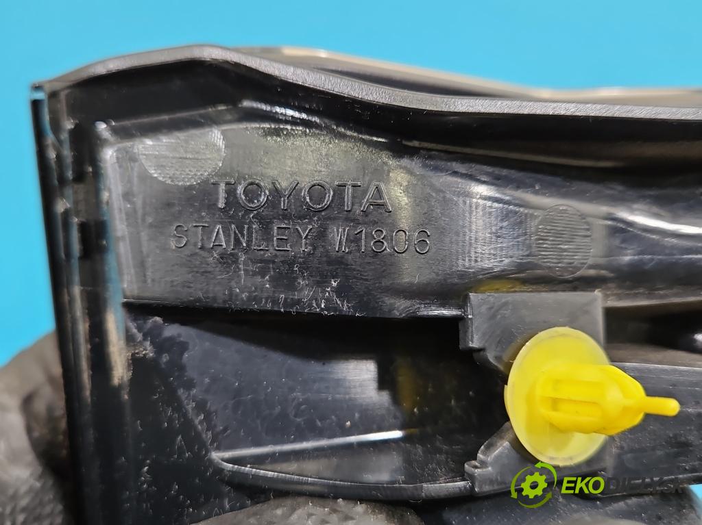 Lexus NX I 2014-2021 2.5 16V 155 HP automatic 114 kW 2494 cm3 5- svetlo / reflektor zadné pravé  (Kľučka dverí ostatné)