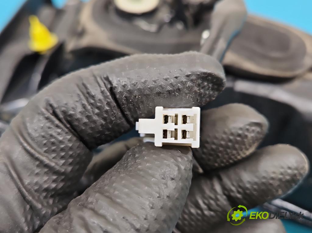 Lexus NX I 2014-2021 2.5 16V 155 HP automatic 114 kW 2494 cm3 5- svetlo / reflektor zadné pravé  (Kľučka dverí ostatné)