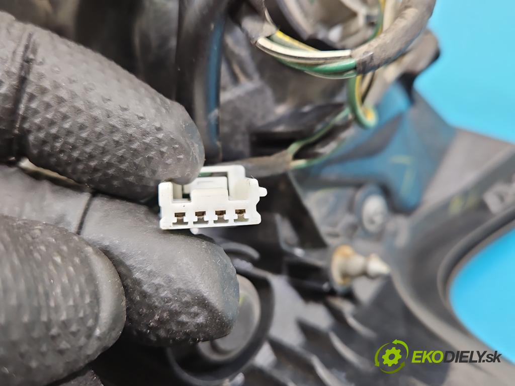 Lexus NX I 2014-2021 2.5 16V 155 HP automatic 114 kW 2494 cm3 5- svetlo / reflektor zadné pravé  (Kľučka dverí ostatné)