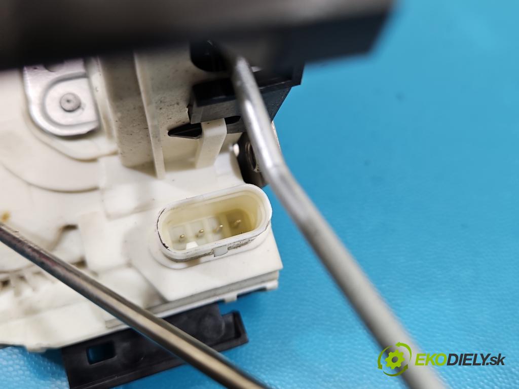 Mercedes GL II X166 2012-2015 4.7 V8 278928 340KM: automatic 250 kW 4663 cm3 5- zámok predné ľavý A1667200135