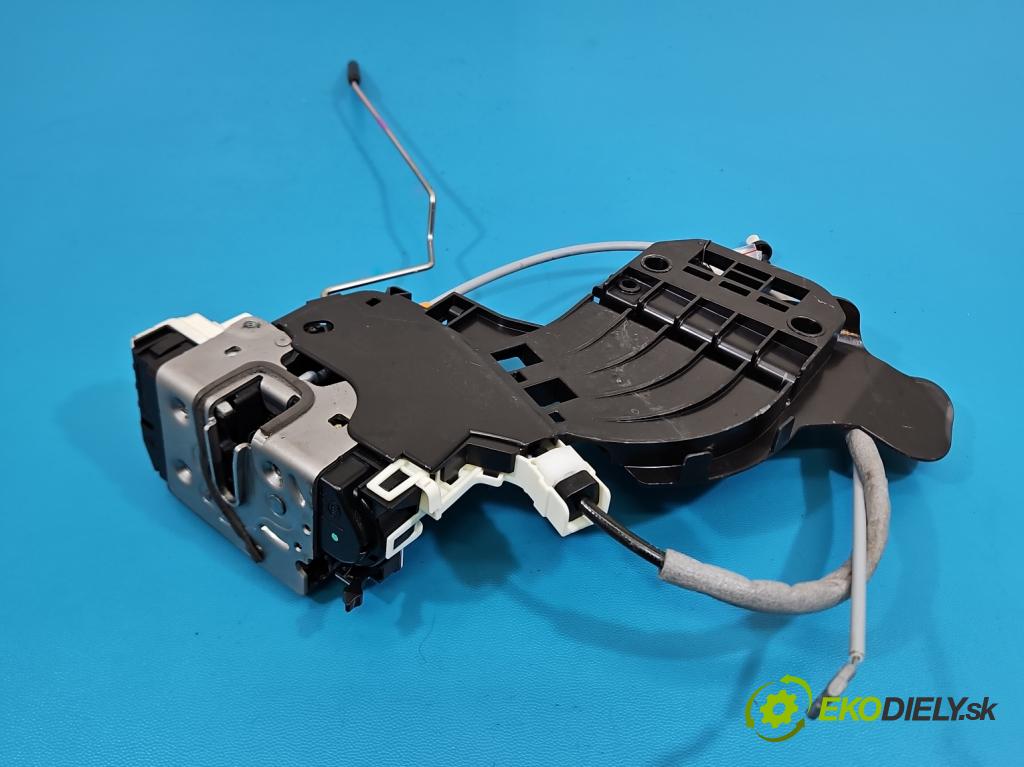 Mercedes GL II X166 2012-2015 4.7 V8 278928 340KM automatic 250 kW 4663 cm3 5- zámek zadní levý A2047302935