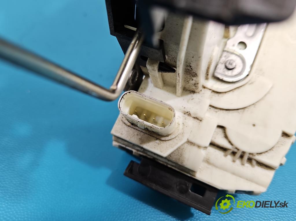 Mercedes GL II X166 2012-2015 4.7 V8 278928 340KM: automatic 250 kW 4663 cm3 5- zámok zadné pravý A2047303035