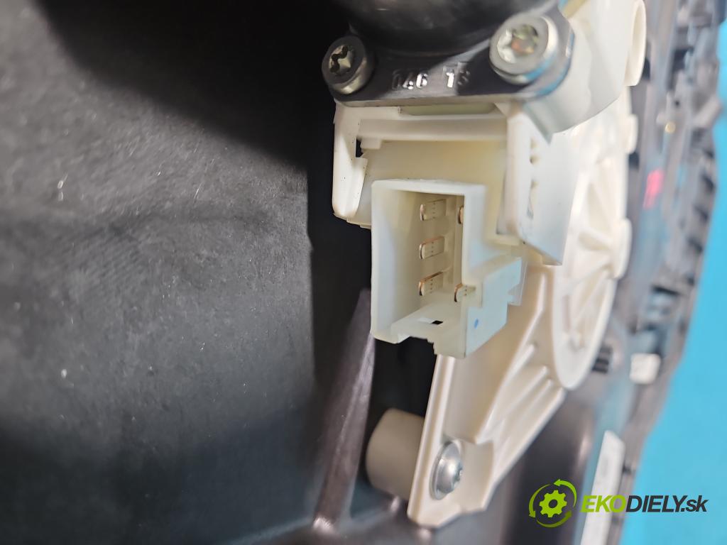 Mercedes GL II X166 2012-2015 4.7 V8 278928 340KM: automatic 250 kW 4663 cm3 5- mechanizmus okna predné pravý A1667200279