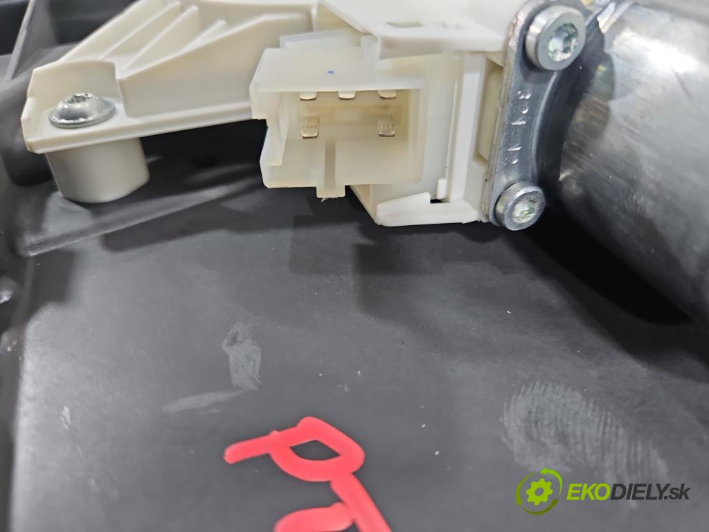 Mercedes GL II X166 2012-2015 4.7 V8 278928 340KM: automatic 250 kW 4663 cm3 5- mechanizmus okna zadné pravý A1669060601