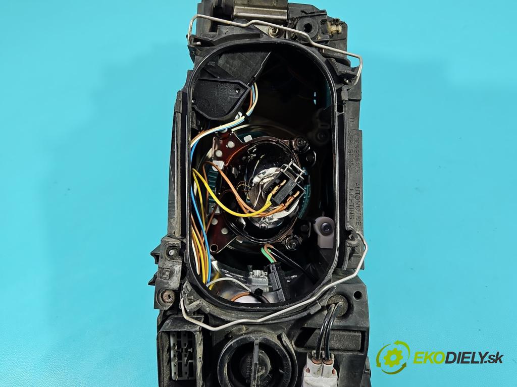 Volvo S40 II 2004-2012 2.0 hdi 136 HP manual 100 kW 1997 cm3 4- Reflektor: pravý 30698874 (Svetlo predné pravé)