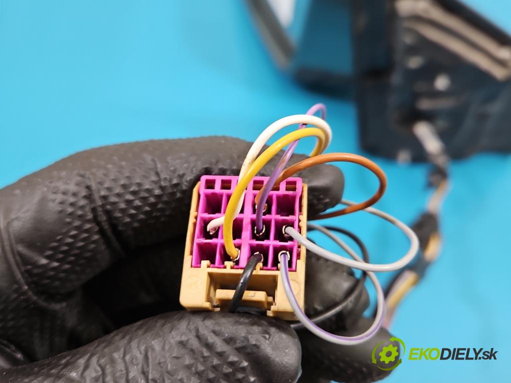 Vw Polo IV 9N 2001-2009 1.4 16V 80 HP manual 59 kW 1390 cm3 5- zrkadlo ľavé  (Kľučka dverí ostatné)