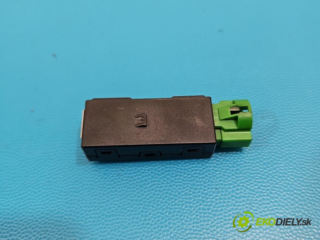 Skoda Octavia III 2013- 1.5 TSI 150 HP manual 110 kW 1498 cm3 5- zásuvka USB 5Q0035726E