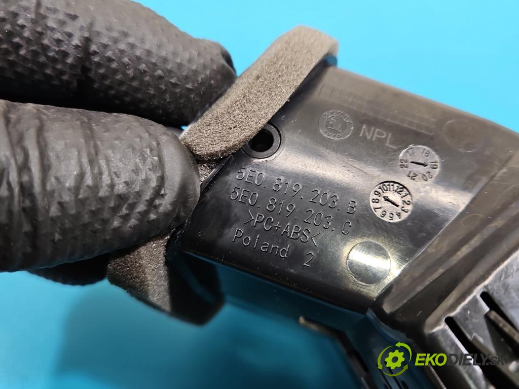 Skoda Octavia III 2013- 1.5 TSI 150 HP manual 110 kW 1498 cm3 5- Mřížka: kúrenia ostatné 5E0819203C