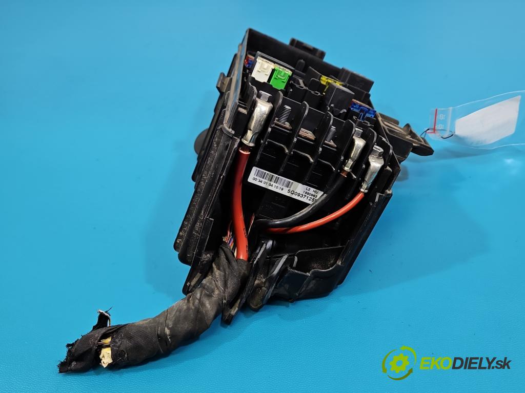 Skoda Octavia III 2013- 1.5 TSI 150 HP manual 110 kW 1498 cm3 5- skrinka poistka 5Q0937125B (Poistková skrinka)