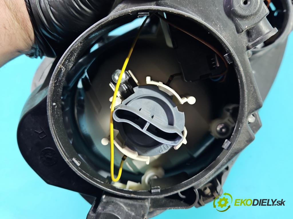 Vw Golf V 2003-2009 1.6 FSI 116 HP manual 85 kW 1598 cm3 5- Reflektor: pravý 1K6941006A (Svetlo predné pravé)