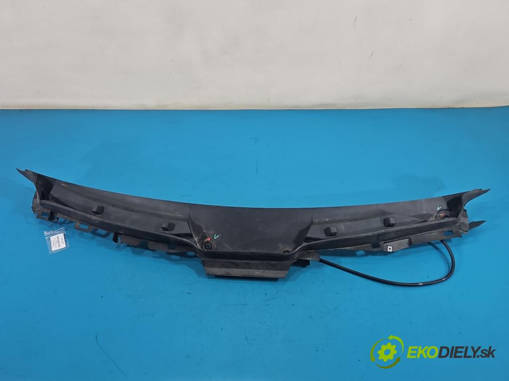 Mercedes GL II X166 2012-2015 4.7 V8 278928 340KM automatic 250 kW 4663 cm3 5- torpédo A1668300028 (Plast pod čelním sklem)