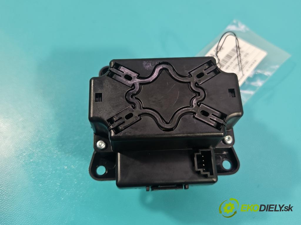 Mercedes GL II X166 2012-2015 4.7 V8 278928 340KM: automatic 250 kW 4663 cm3 5- prepínač rádio: navigácie A1669003701