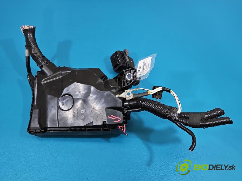 Toyota Corolla E21 2019- 1.5 12V 125 HP automatic 92 kW 1490 cm3 4- skrinka poistka 82641-47050-A (Poistková skrinka)