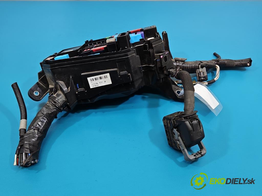 Toyota Corolla E21 2019- 1.5 12V 125 HP automatic 92 kW 1490 cm3 4- skrinka poistka 82641-47050-A (Poistková skrinka)