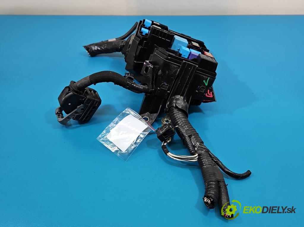 Toyota Corolla E21 2019- 1.5 12V 125 HP automatic 92 kW 1490 cm3 4- skrinka poistka 82641-47050-A (Poistková skrinka)
