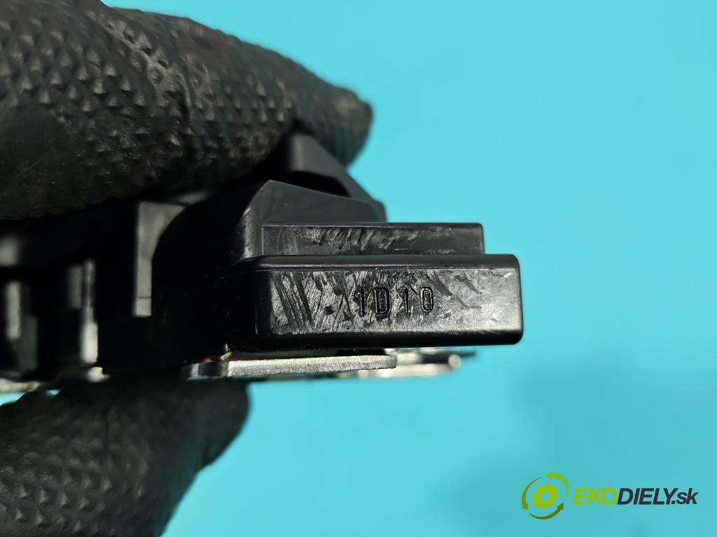 Toyota Corolla E21 2019- 1.5 12V 125 HP automatic 92 kW 1490 cm3 4- zámok kufrové dvere zadné